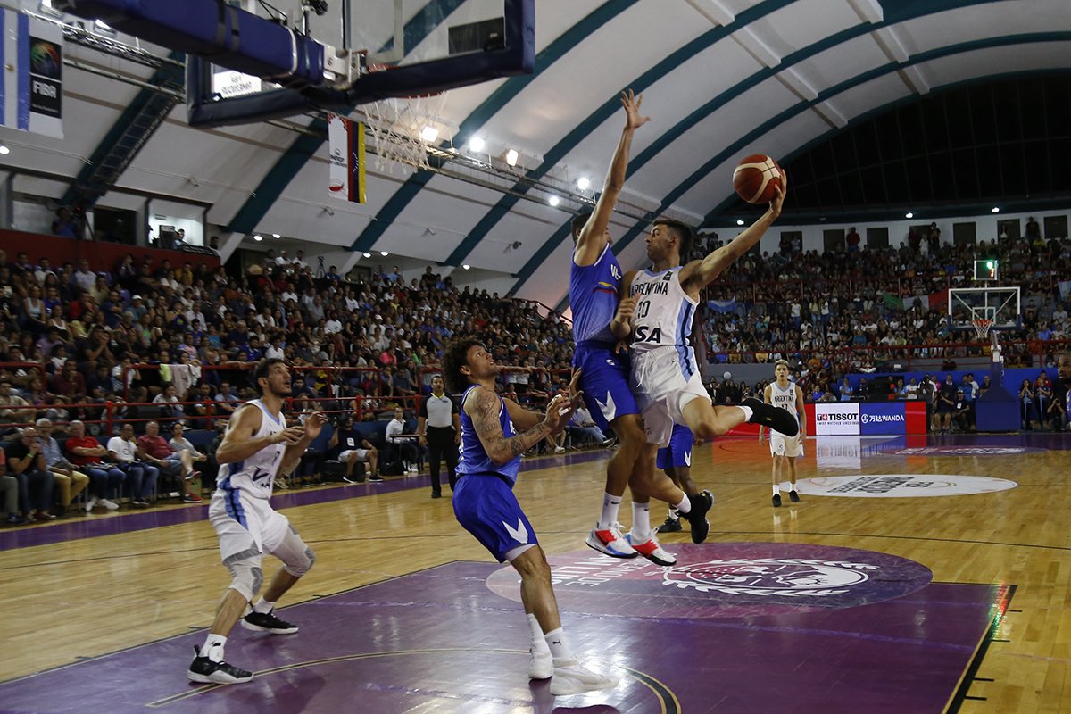 RetroCABB's tweet photo. Ultimo partido del seleccionado, con público en casa. Fue el 20/2/20, en San Luis. Este 26 y 27, tras 645 días, volveremos a ver al equipo nacional con público. Entradas ya en venta para enfrentar a Paraguay en Obras en el inicio del camino hacia el Mundial 2023.🙌🏀🇦🇷🔥 https://t.co/7ETXahfBq3