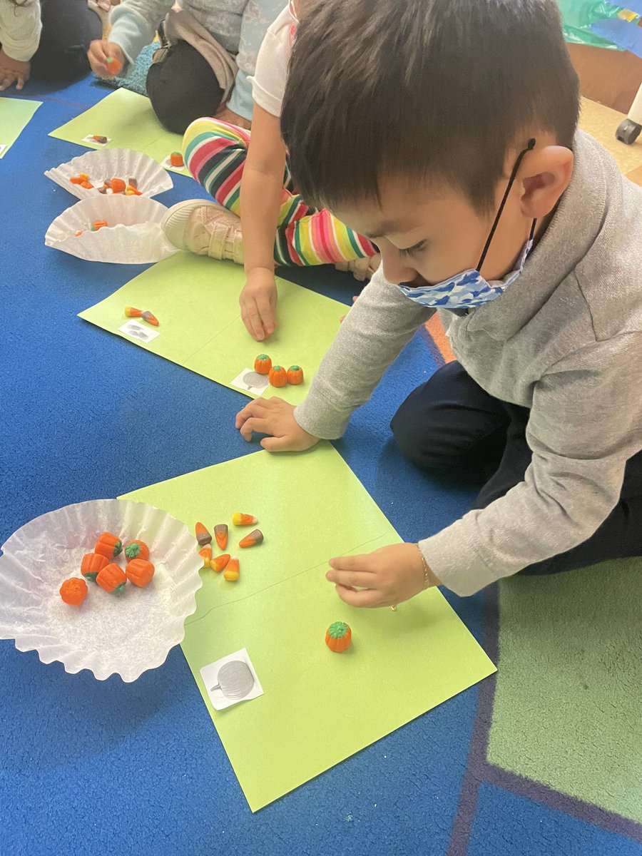 NatalieBauer20's tweet photo. Fall Sorting and Counting lesson. The best part was…we were allowed to eat it when we were done! 🎃🧡@jmfeclc #LBtogetherwecan #juntospodemosLB https://t.co/YAPIAfWvQ4