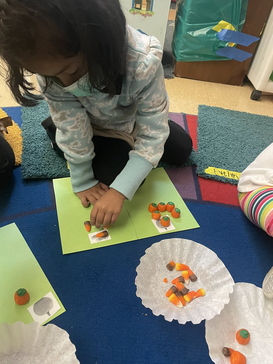 NatalieBauer20's tweet photo. Fall Sorting and Counting lesson. The best part was…we were allowed to eat it when we were done! 🎃🧡@jmfeclc #LBtogetherwecan #juntospodemosLB https://t.co/YAPIAfWvQ4