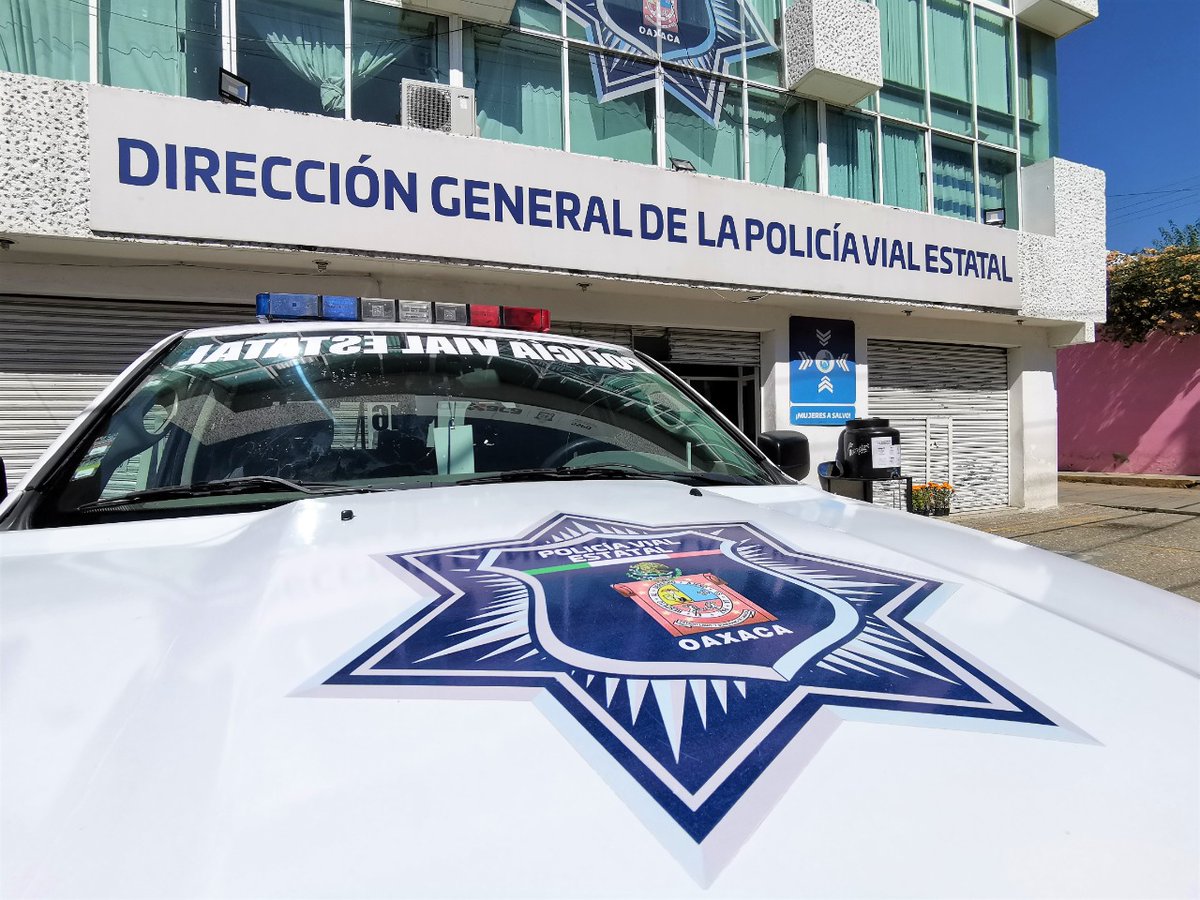 SSPC_GobOax's tweet photo. Siguiendo las instrucciones del @GobOax, @alejandromurat, nuestros elementos de la @PolVial_GobOax realizan operativo para intensificar dispositivos de seguridad en la entidad en el marco de las actividades del #BuenFin https://t.co/7O7tuyQ5BZ