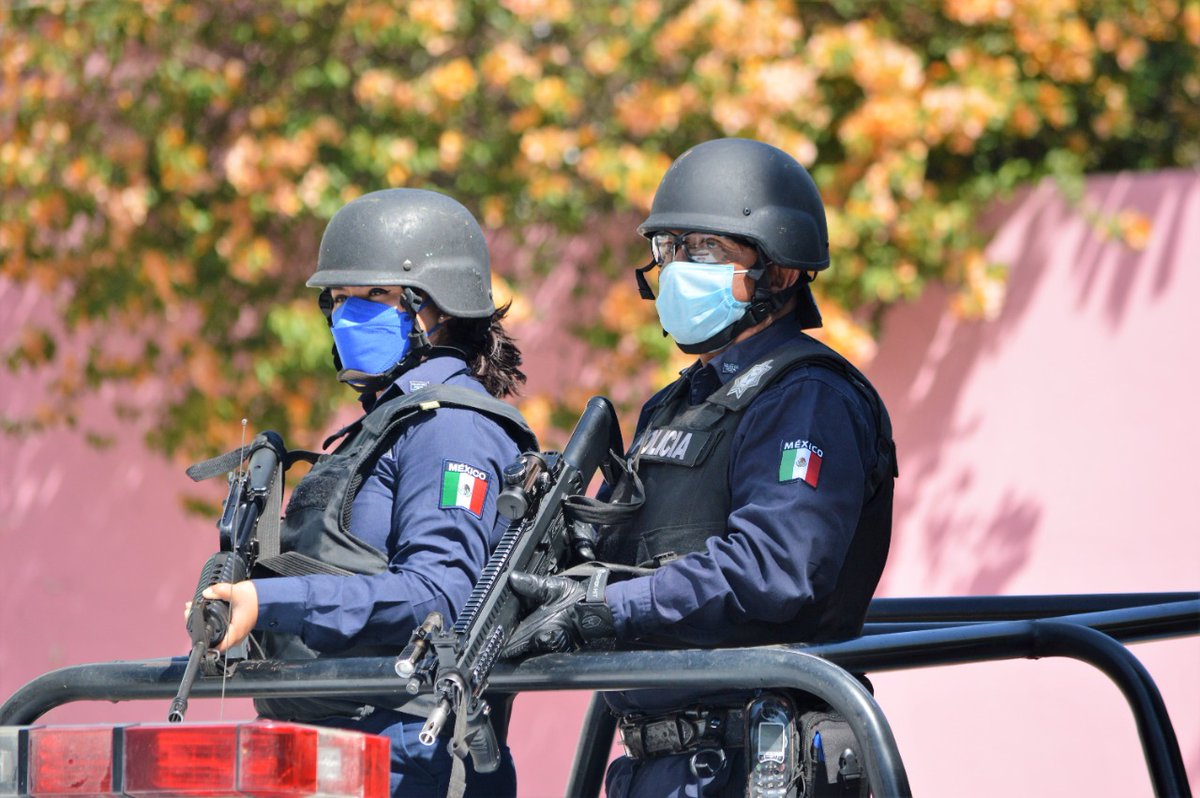 SSPC_GobOax's tweet photo. Siguiendo las instrucciones del @GobOax, @alejandromurat, nuestros elementos de la @PolVial_GobOax realizan operativo para intensificar dispositivos de seguridad en la entidad en el marco de las actividades del #BuenFin https://t.co/7O7tuyQ5BZ