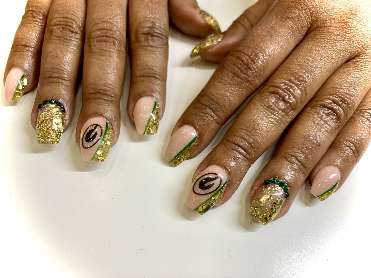 SayrahDatIs's tweet photo. Feeling all fancy!!! 💚💛
Go Pack Go!! #GreenBayPackers #fancynails #lambeau #frozentundra https://t.co/BNpr7qGoJC