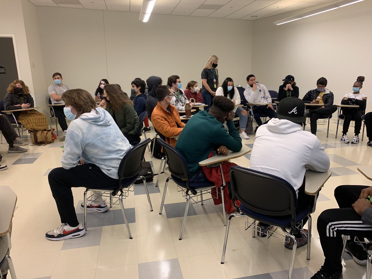 D86Bridge's tweet photo. @D86Bridge staff &amp; students shared their college experiences to seniors from @HinsdaleSouthHS @HinsdaleD86 today @CollegeDuPage .  Always great for students to learn from their peers! #sel #leadership #highschooltocollegedifferences @D86Transition https://t.co/3HADtaMalA