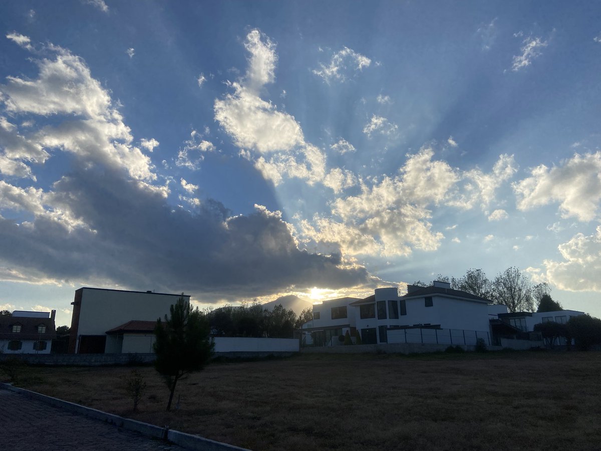 fanhmo's tweet photo. Nunca me cansaré de tomarle fotos al cielo. 

12 de noviembre 2021. 17:26 https://t.co/OAHn6l2ua5