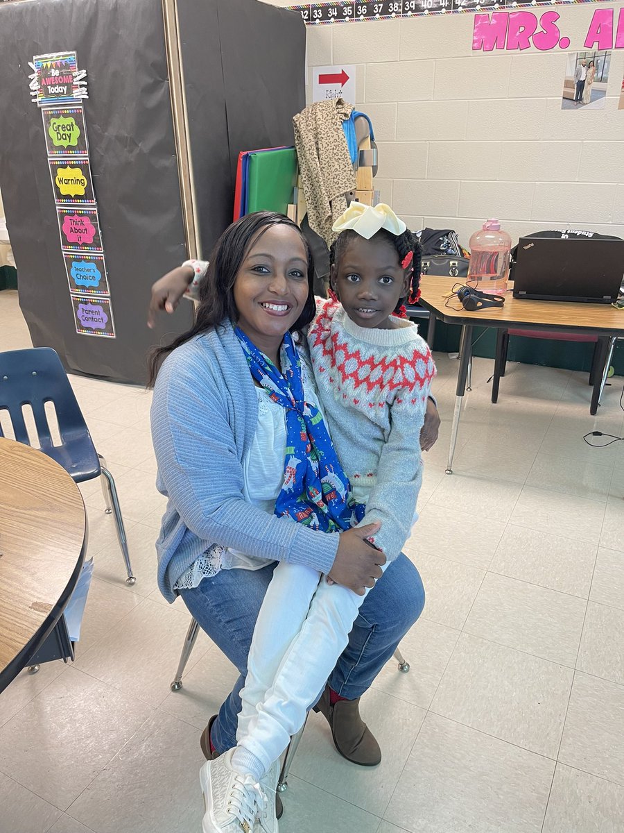 It’s beginning to look a little festive at ERD!! <a href="/ExceptionalERD/">Mrs. Johnston</a> @PrincipalERD <a href="/DicksonTigers/">E.R. Dickson Tigers</a>