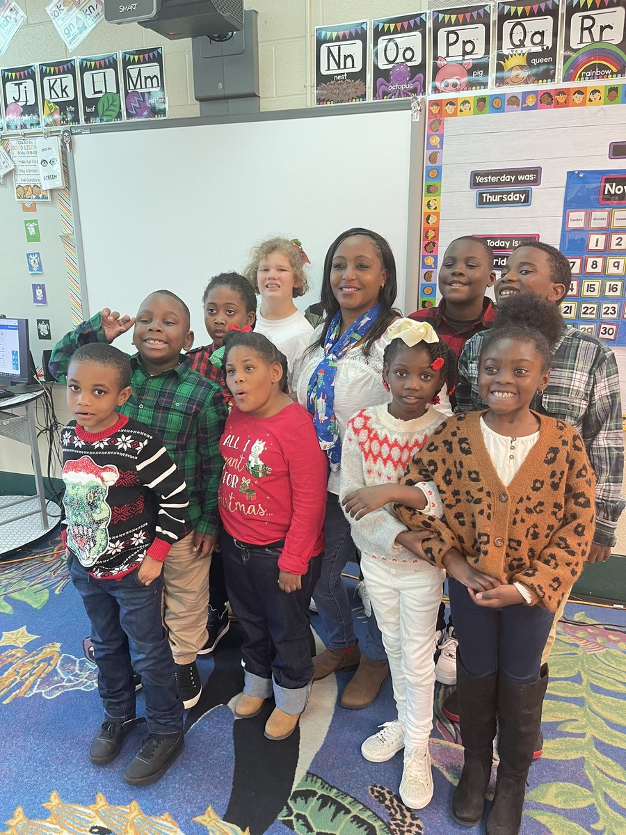 NikkiHa54675083's tweet photo. It’s beginning to look a little festive at ERD!! @ExceptionalERD @PrincipalERD @DicksonTigers https://t.co/k4yMlfoX5X