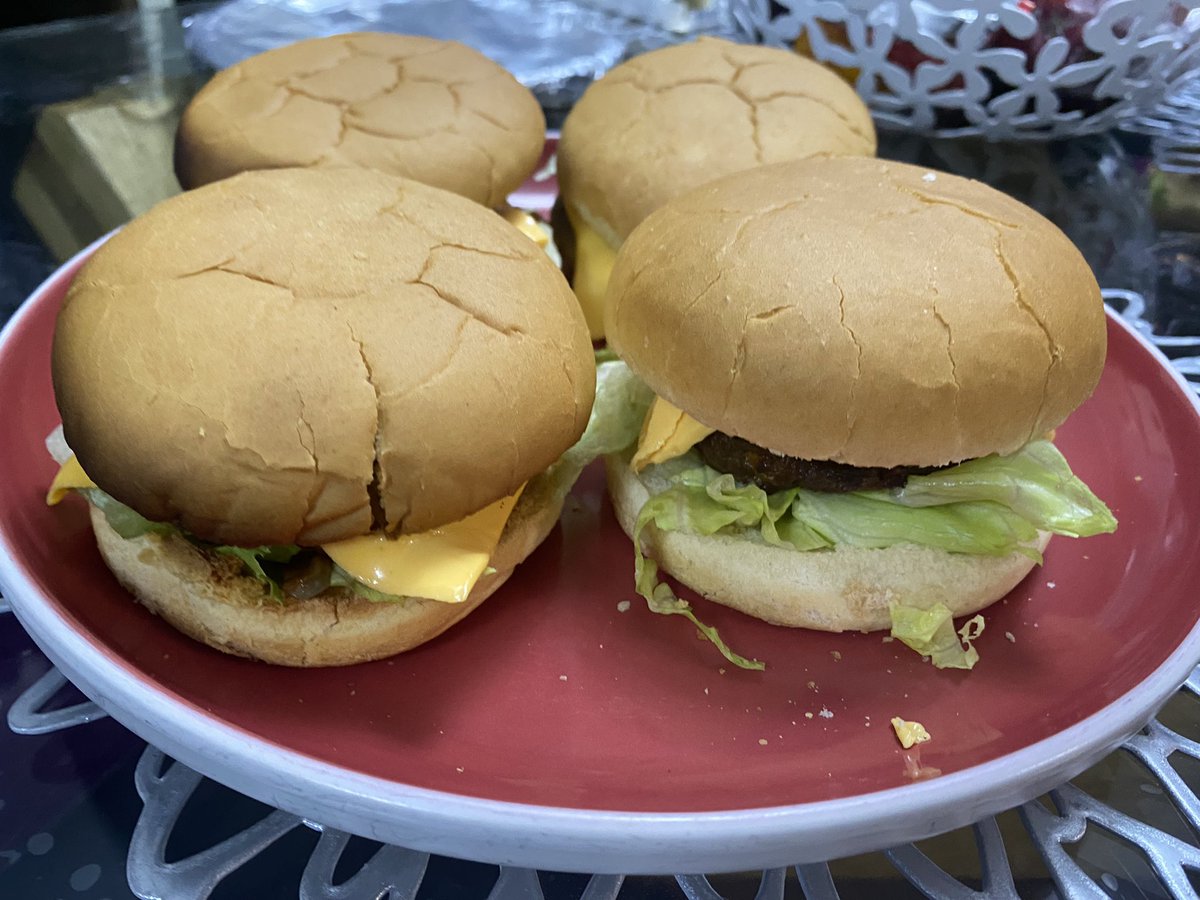 2001joe_mendy's tweet image. Fast Food was the theme tonight as I made these Beef Burgers with Onion Rings!!! #FridayCooking #Burgers