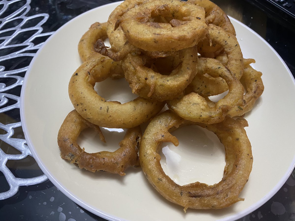 2001joe_mendy's tweet image. Fast Food was the theme tonight as I made these Beef Burgers with Onion Rings!!! #FridayCooking #Burgers