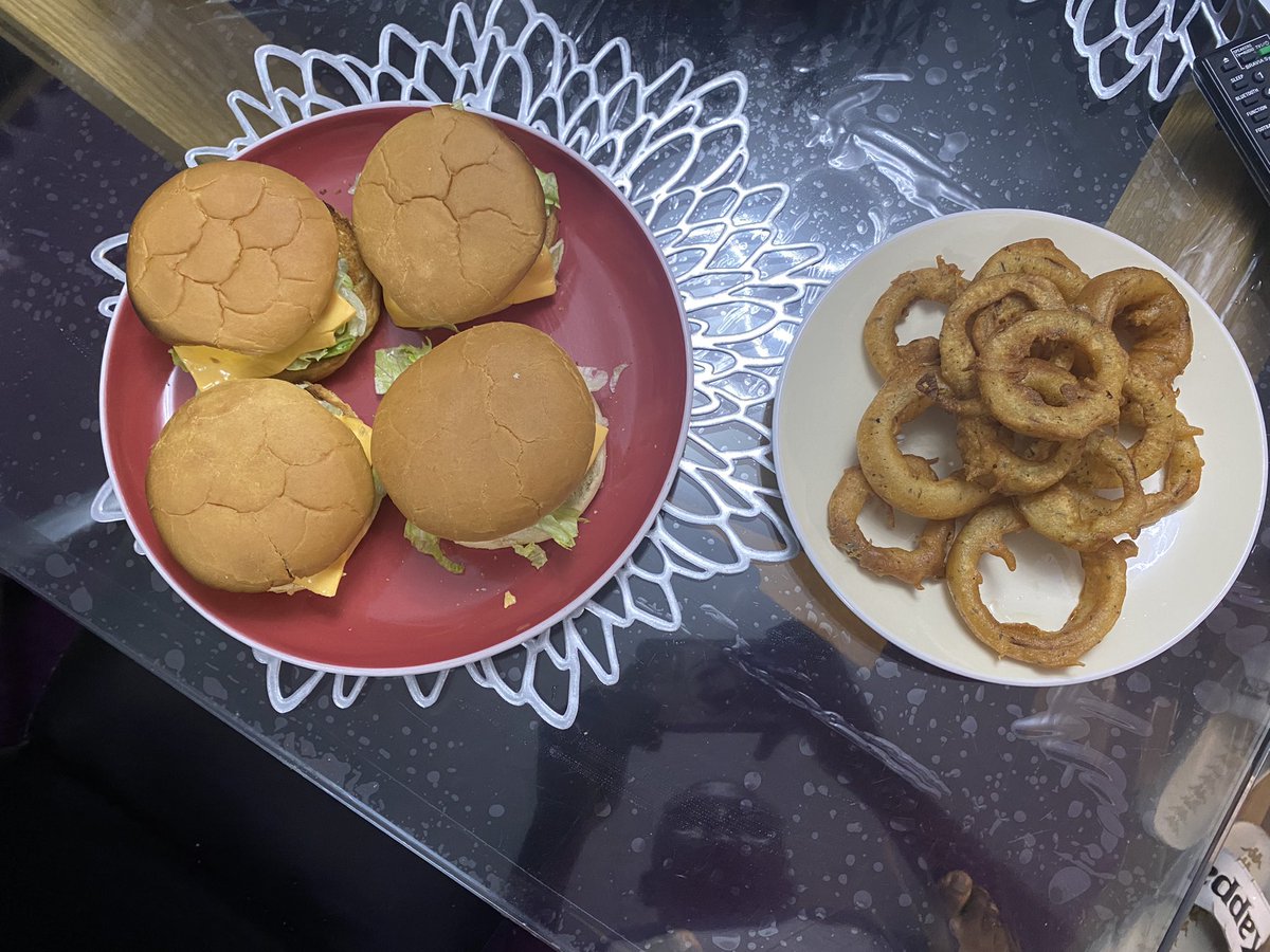 2001joe_mendy's tweet image. Fast Food was the theme tonight as I made these Beef Burgers with Onion Rings!!! #FridayCooking #Burgers