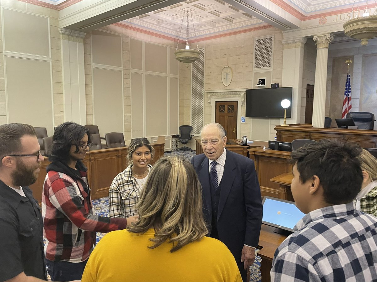 ChuckGrassley's tweet photo. 75 students from 18 high schools participated in my 2nd judiciary youth summit in Des Moines. Issues: public service natl debt civic engagement cameras in the courtroom criminal justice reform etc #99countymeetings https://t.co/oNoozOWm4p