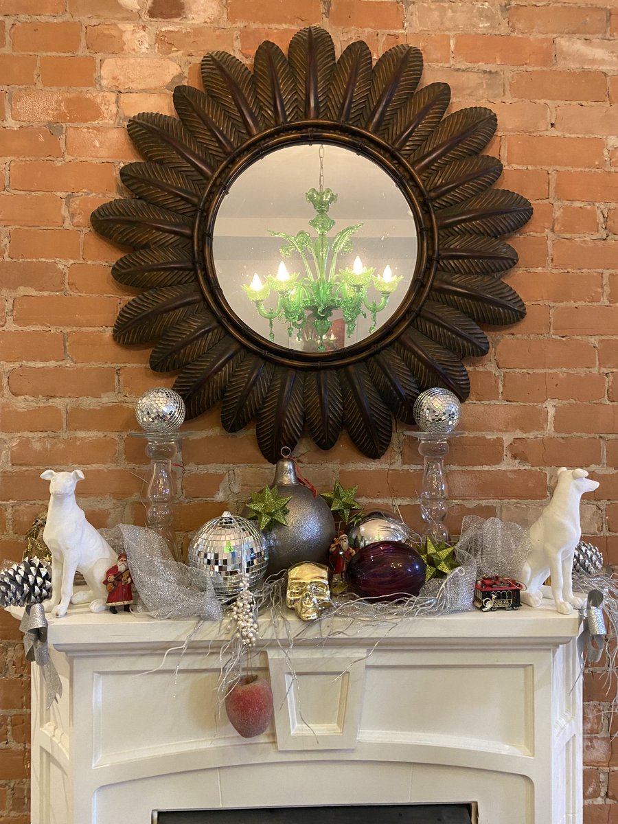 CheriDiNovo's tweet photo. Yes #Christmas begins with the mantle #ChristmasFreak https://t.co/oMDrqZSw5s