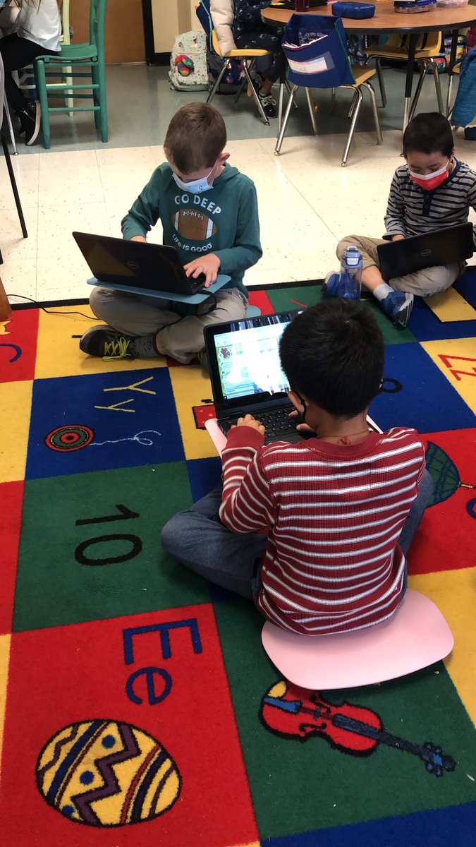 The kiddos are loving these new flexible seating options I got with our classroom funds! 🙌🏼