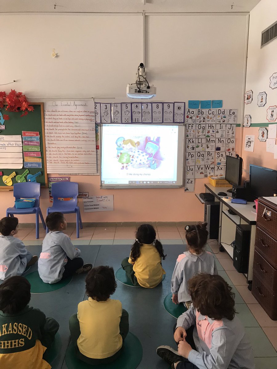 Darineyassine's tweet image. This is How online learning has improved my teaching 👏🏻 My learners  totally agree that they enjoy looking at the words projected&amp;amp;that words are more visible to them while we read a story aloud using LCD #education #positiveReflection @Hhhsinfo @tbaassiri @TawilNoor @DaraziFarah