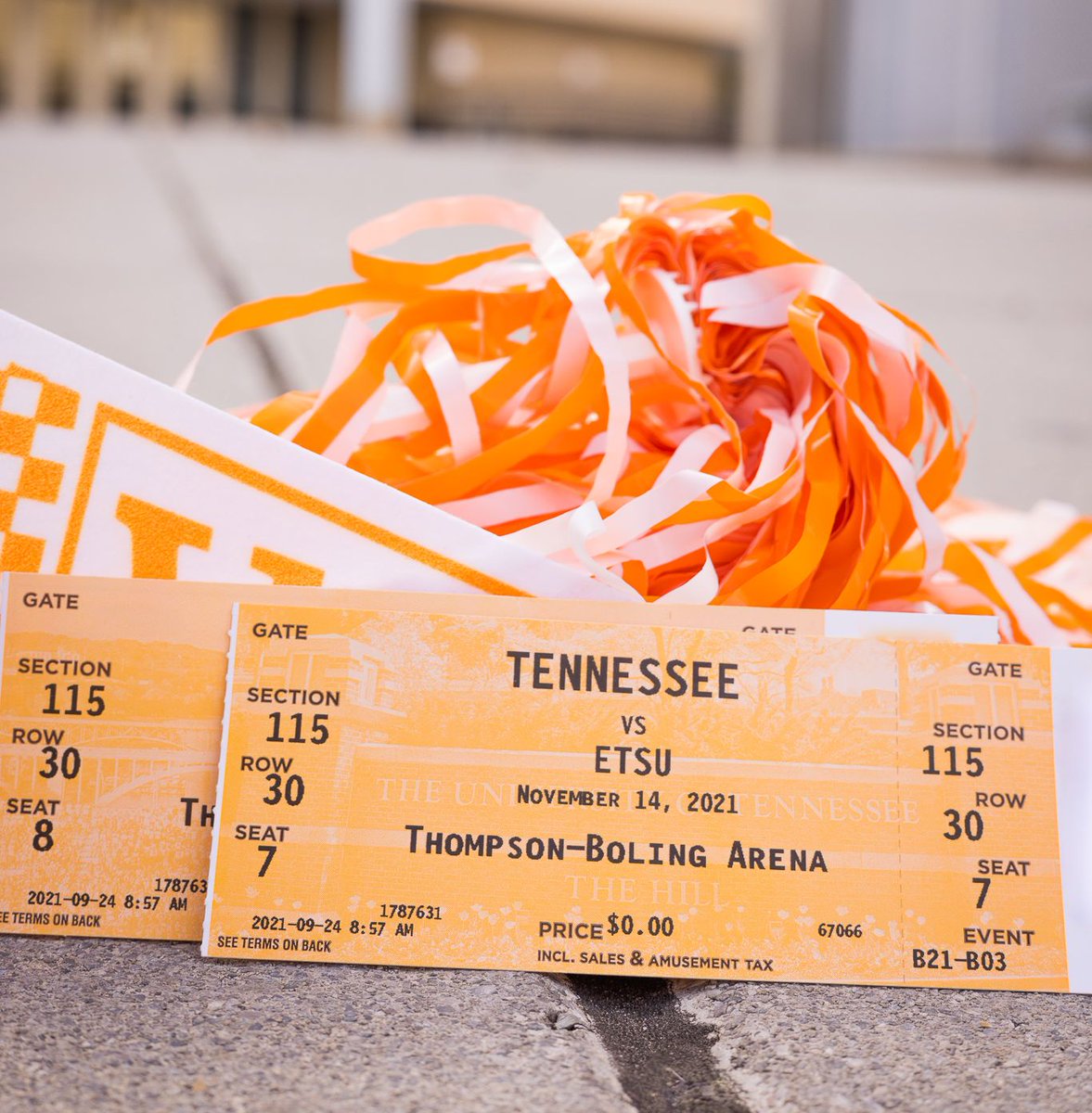 tennalum's tweet image. 🏀 GIVEAWAY TIME! 🏀 

Who wants 2 tix to see @Vol_Hoops on Sun, Nov. 14? 
🍊 RT this post
🍊 Follow @tennalum
🍊 Tag a fellow Vol fan!

We'll pick a winner tomorrow afternoon!
