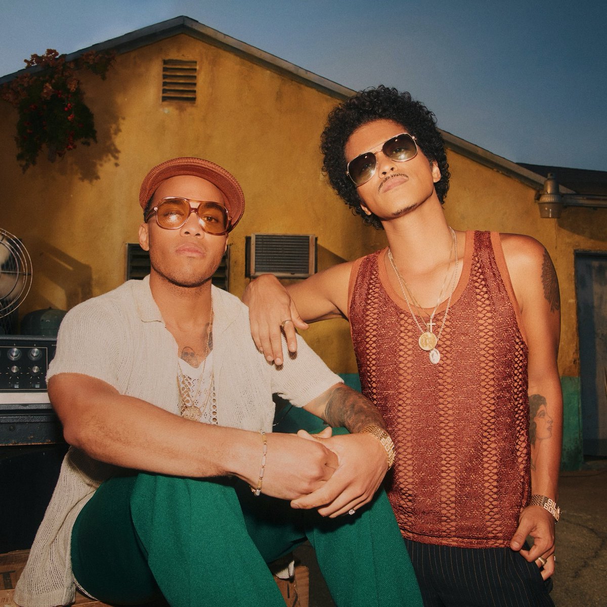 instagram's tweet photo. Anderson .Paak + Bruno Mars = @silksonic 
🎤🎵⭐️🎵🎤 
Here to bring the smooooth weekend vibes with this playlist.

https://t.co/rUiuoKD6St https://t.co/MEpmVuFiDW