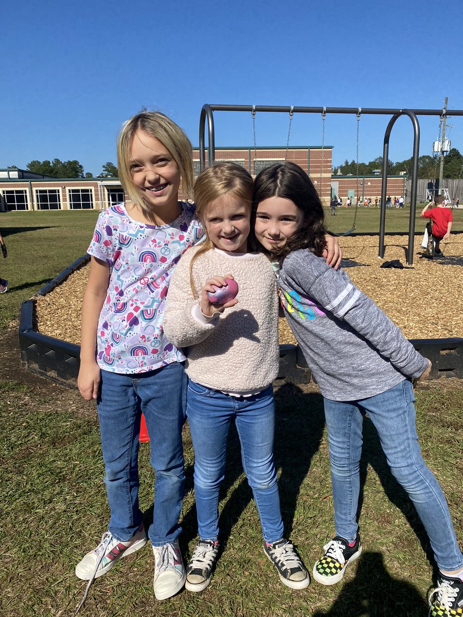 mrsaddyrobin's tweet photo. These friends found a kindness rock during recess!! #KindnessMatters #KindnessAwareness #nsemovingmountains @NicholsSawmill https://t.co/O4wIdAbqXo