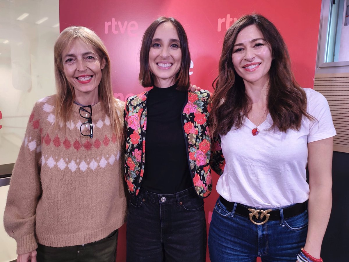 JuliaVarela__'s tweet photo. Dover y Ella Baila Sola. Amparo y Marilia. El pasado y el presente. Nos hemos dado un gustazo nostálgico este viernes en la sección de @SoyMarilia @TardeLoQueTarde @rne #estudio101 #devilcametome #amoresdebarra https://t.co/OHiRdTO2dG