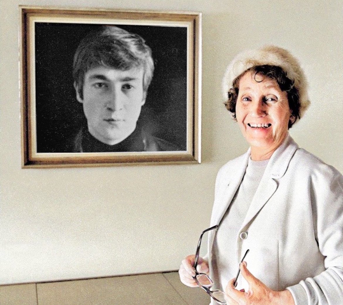 Lori G On Twitter: "Rt @Beatlesearth: John Lennon's Aunt Mimi Visiting An Art Gallery To See A Portrait Of Her Nephew (1968) Https://T.co/Bbij2Enlxo" / Twitter