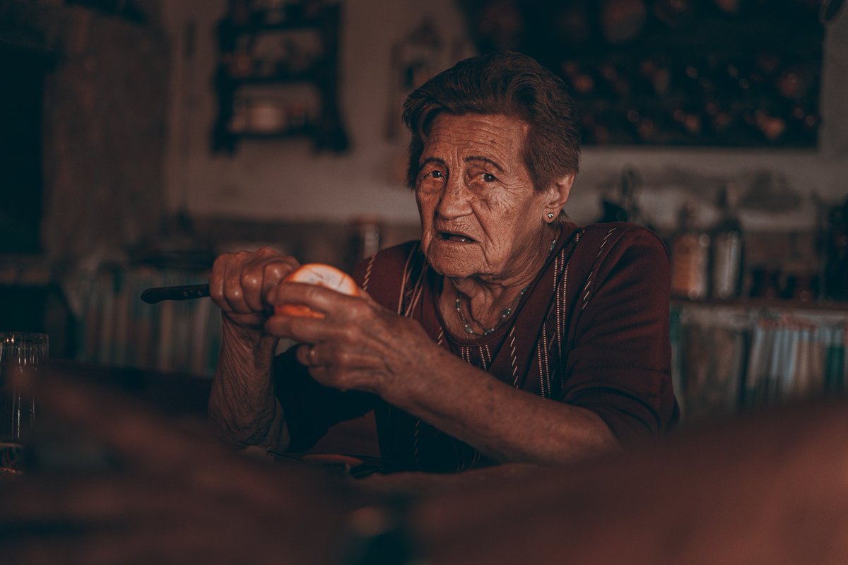 Qué regalo haber coincidido.
Qué regalo seguir haciéndolo.
Y qué regalazo ser tu nieta. 

Hoy, foto especial. 
Quizás de las que más. 

Mi superheroína favorita.

#streetphotography #portrait #fotografia #fotografiadocumental