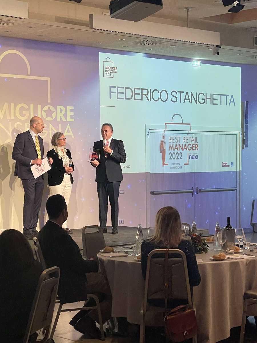 largoconsumo's tweet photo. Marina Bonomi, amministratore delegato di Mimesi premia la categoria #bestretailmanager  

Vince Francesco Stanghetta di @Conad!  

Congratulazioni 🎉 

#miglioreinsegna2022 https://t.co/Azj2yt1ZVx