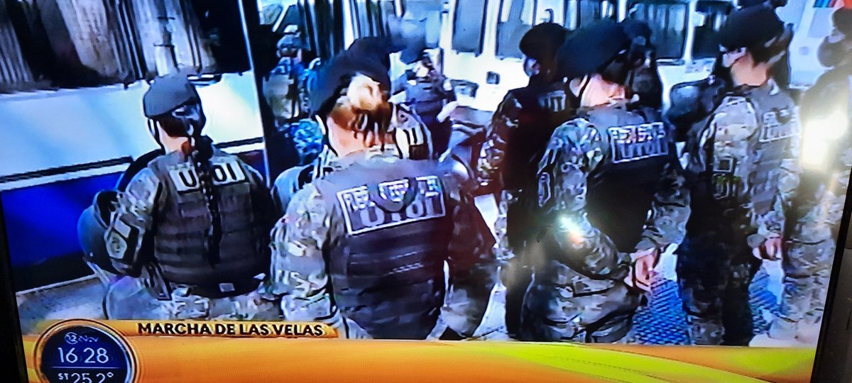 LaEclectica's tweet photo. Parece que en San Justo, La Matanza se están armando como si estuvieran esperando a un grupo terrorista. 
Pero no. Es sólo una marcha de vecinos, víctimas de la inseguridad #MarchaDeLasVelas https://t.co/eqi8GKphv4