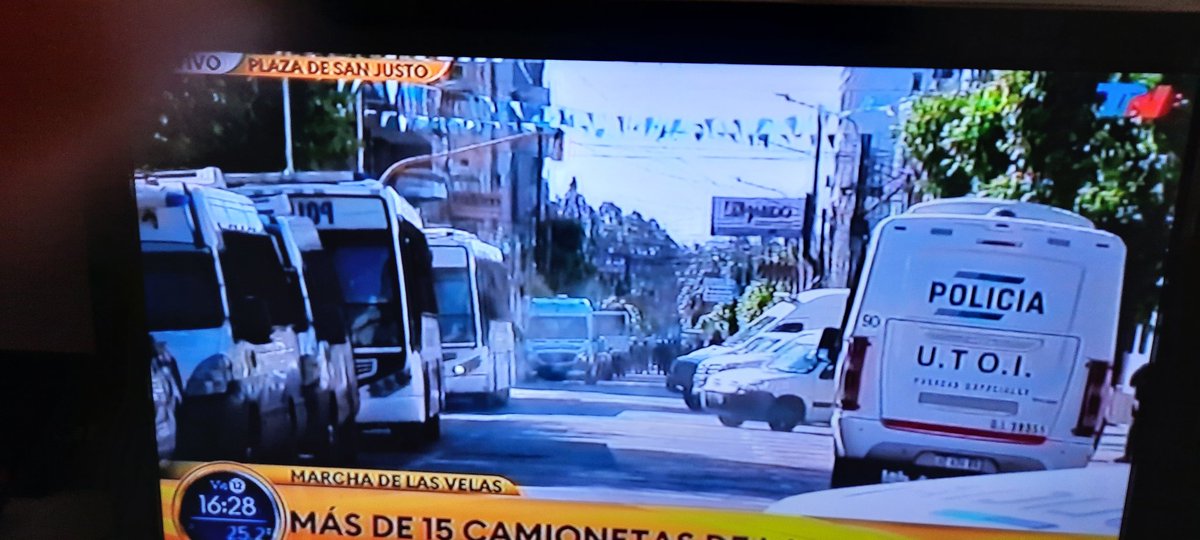 LaEclectica's tweet photo. Parece que en San Justo, La Matanza se están armando como si estuvieran esperando a un grupo terrorista. 
Pero no. Es sólo una marcha de vecinos, víctimas de la inseguridad #MarchaDeLasVelas https://t.co/eqi8GKphv4