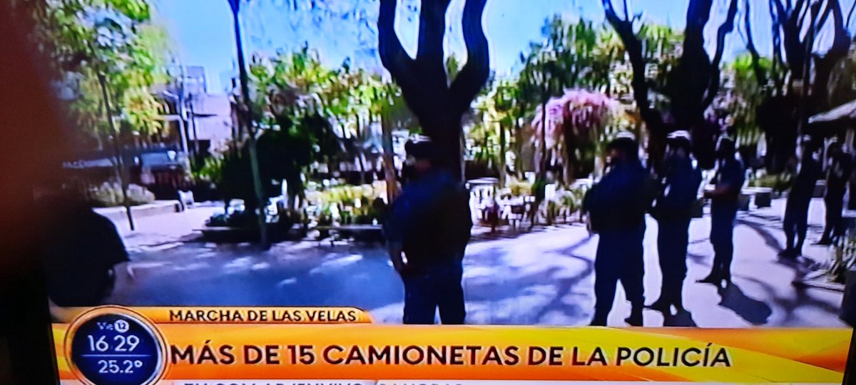 LaEclectica's tweet photo. Parece que en San Justo, La Matanza se están armando como si estuvieran esperando a un grupo terrorista. 
Pero no. Es sólo una marcha de vecinos, víctimas de la inseguridad #MarchaDeLasVelas https://t.co/eqi8GKphv4