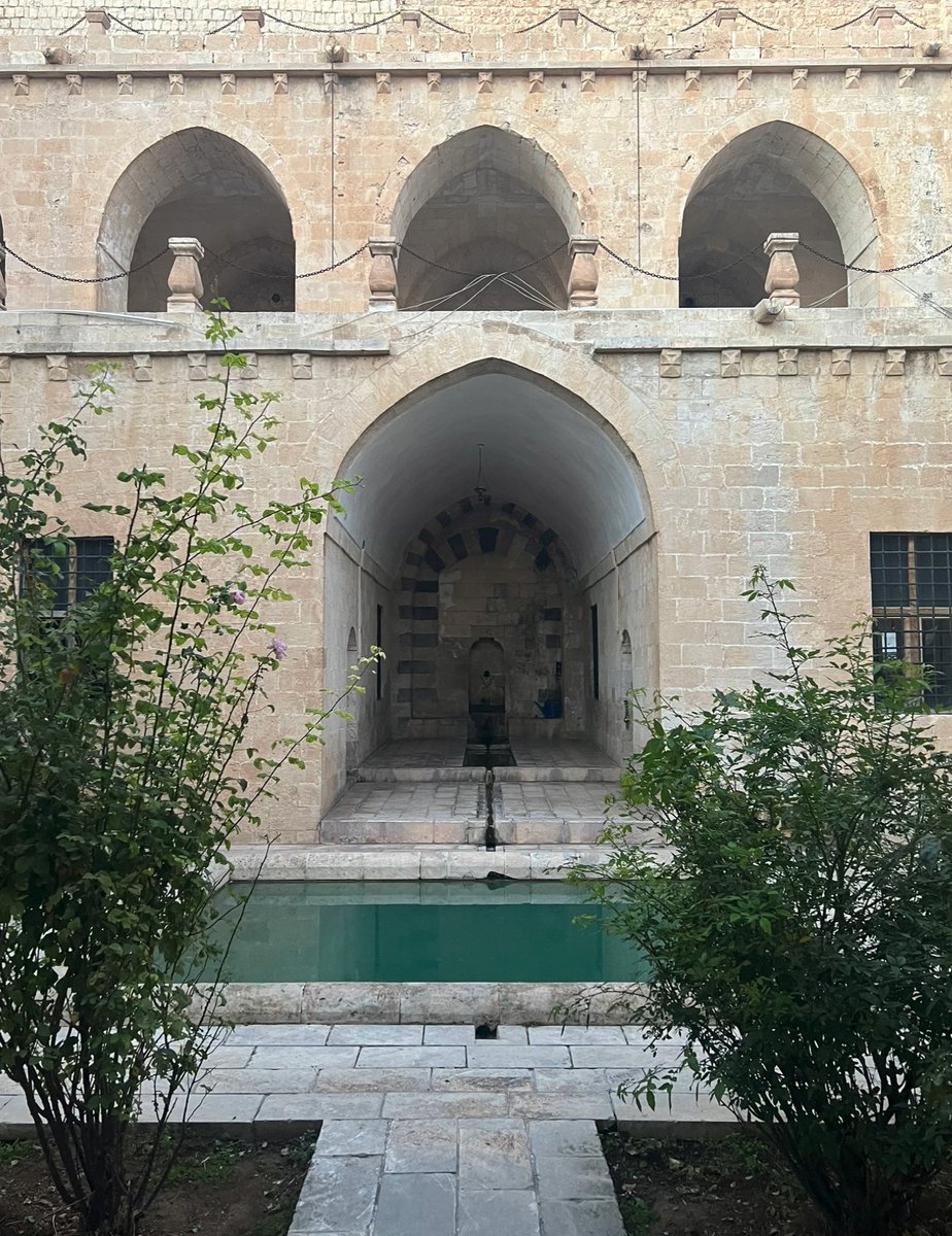 Kasımiye Medresesi | Mardin

‘Avludaki havuza dökülen suların farklı evreleri, insan yaşamını anlatır. Su kaynağı, doğumu; biriken su, zaman akmıyormuş gibi hissettiren gençlik dönemini; suların sakince akması, yaşlılığı ve birbirine kavuşup dinginleştiği yer de ölümü simgeler.’