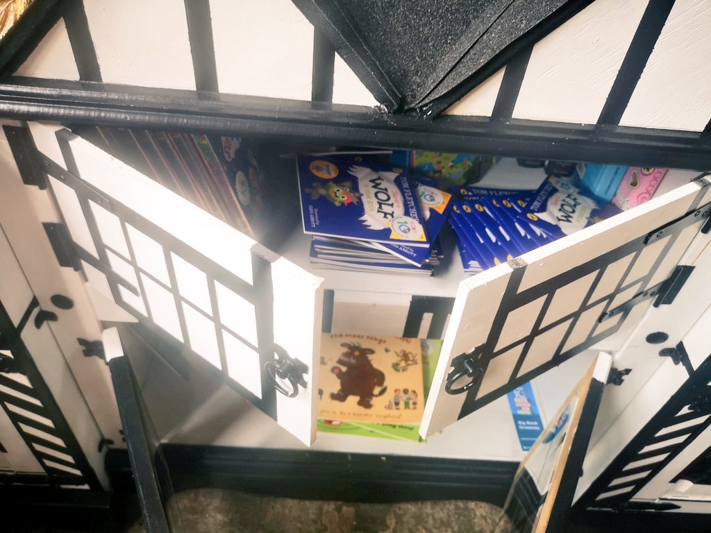 intouchwyth's tweet photo. The #LittleFreeLibrary at #WythenshawePark... find it at the Courtyard Café where you can also pick up a trail book for the #WythenshaweStoryTrail.

@Literacy_Trust @MancLibraries #ReadMCR https://t.co/i0MPhzlVNc