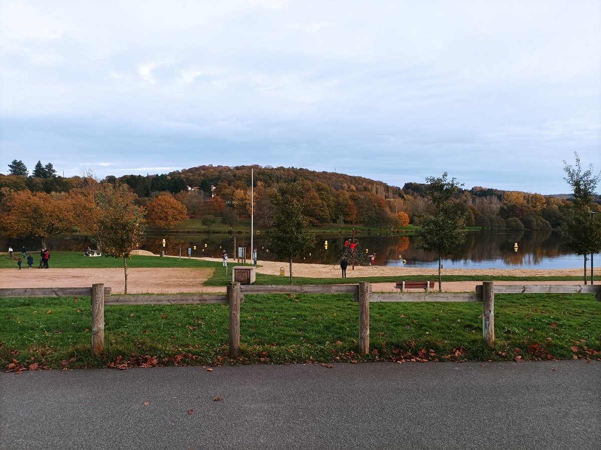 Procras_TV's tweet photo. La vue depuis le skatepark de Guéret sur l'étang de Courtille (Creuse) https://t.co/YcsBjffLVr