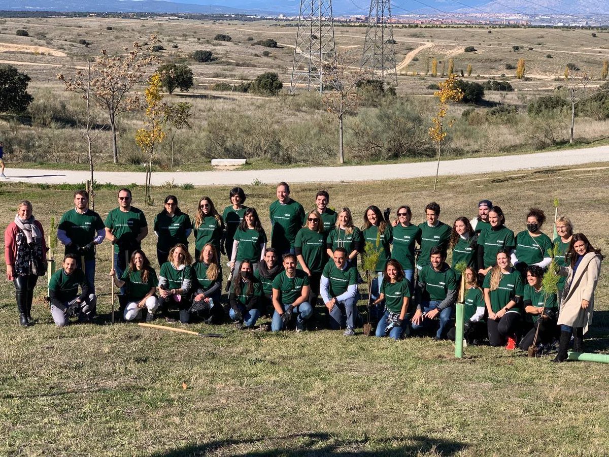 Patricia_hrm's tweet photo. Nueva plantación organizada por @FDIfundacion y desarrollado por @CBRE_ES en #Tempranales.

🌲 Se han plantado + de 100 unidades de pinos que ayudarán a conseguir una ciudad más verde y sostenible. Nosotros ya tenemos nuestro árbol y queremos verlo crecer 😃

#SanSeMedioambiente https://t.co/xuOYWbfeR4