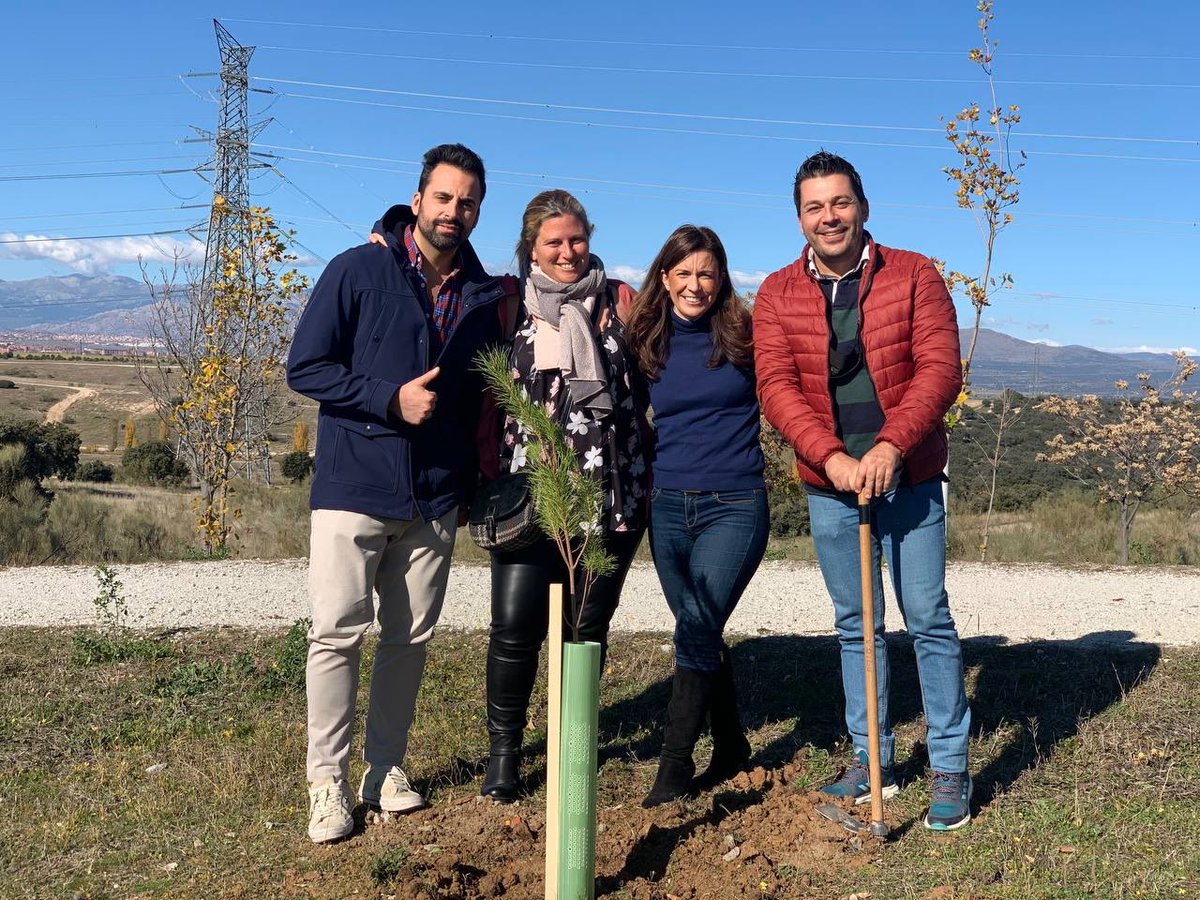 Patricia_hrm's tweet photo. Nueva plantación organizada por @FDIfundacion y desarrollado por @CBRE_ES en #Tempranales.

🌲 Se han plantado + de 100 unidades de pinos que ayudarán a conseguir una ciudad más verde y sostenible. Nosotros ya tenemos nuestro árbol y queremos verlo crecer 😃

#SanSeMedioambiente https://t.co/xuOYWbfeR4