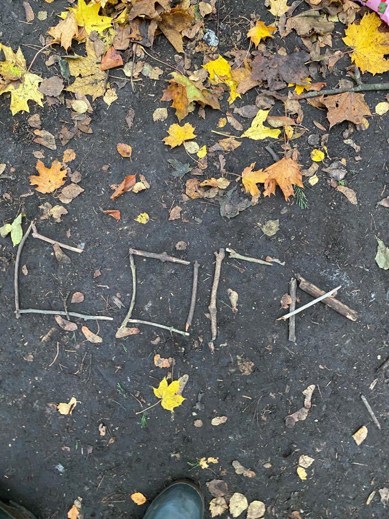 primary_avenue's tweet photo. Reception and Year 1 using sticks to write their names in Woodland Learning this week! πͺ΅πΏπ #woodlandlearning #forestschool #outdoored https://t.co/aUQqv4TdXW
