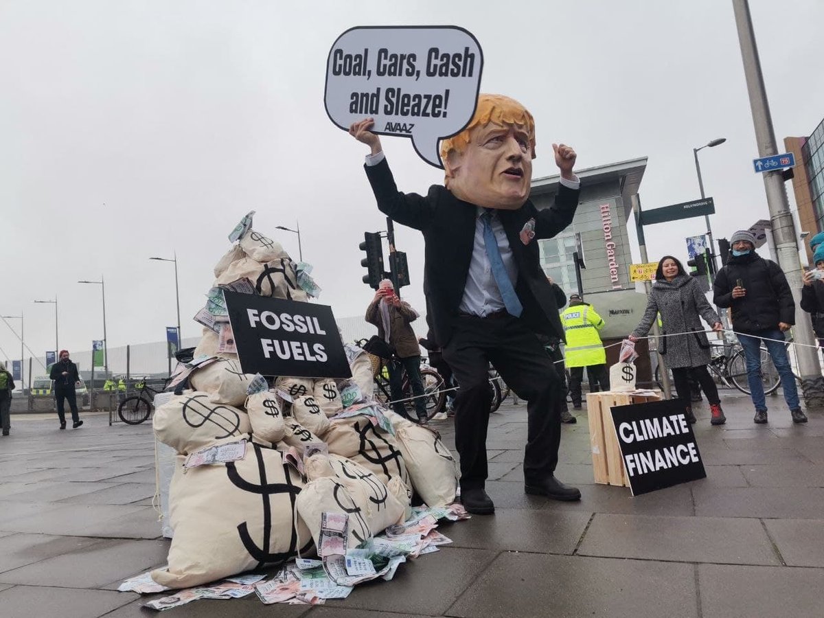 MidiaNINJA's tweet photo. Protesters in front of the Blue Zone today in a rally against the lack of actions from the world leaders, that keep investing in fossil fuel and lie or try to relativise when asked about it.
📸The Human Exploring Society | #COPCOLLAB26
#COP26Coalition #ClimateJustice #FossilFuel https://t.co/hRGuX11nwL