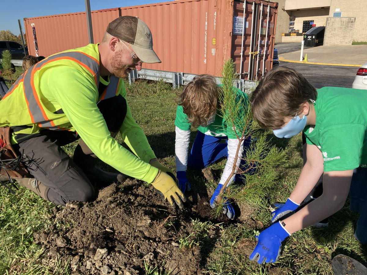bpsdinfo's tweet photo. Earlier today, with the help of mentors from @TreePgh, students at Independence Middle School planted a variety of trees along the grassy area that sits between the school and the softball field. The project was part of Tree Pittsburgh's #OneTreePerChild program. https://t.co/Zqkxq98rvL