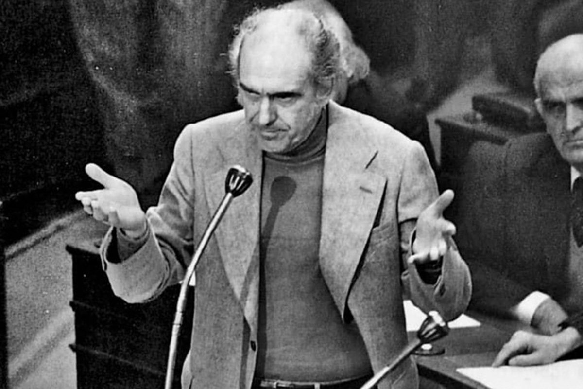 ThRetsianis's tweet photo. Φώτο 1 : Ζιβάγκο με ΠΑΣΟΚ 
Φώτο 2 : Ζιβάγκο με ΝΔ https://t.co/rxeP45wLkD