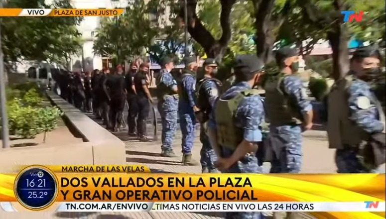 argentinemen's tweet photo. PARA REPRIMIR AL VECINO HAY FUERZAS... PARA REPRIMIR AL CHORRO NO.... ASI SON. #MarchaDeLasVelas SAN JUSTO https://t.co/1nlwIzCLfG
