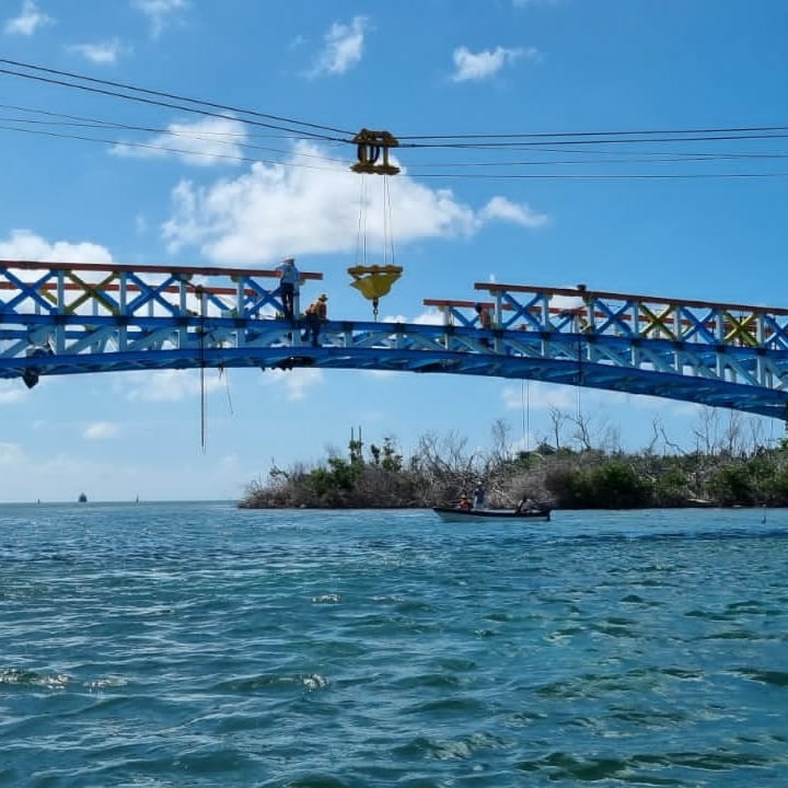 #TeleislasNews Aproximadamente a la 1:30 pm se montó el último tablero del piso para completar el montaje del puente malecón de los enamorados. La reconexión entre las dos islas hermanas ya es una realidad. Ampliación de esta noticia en nuestra emisión central.