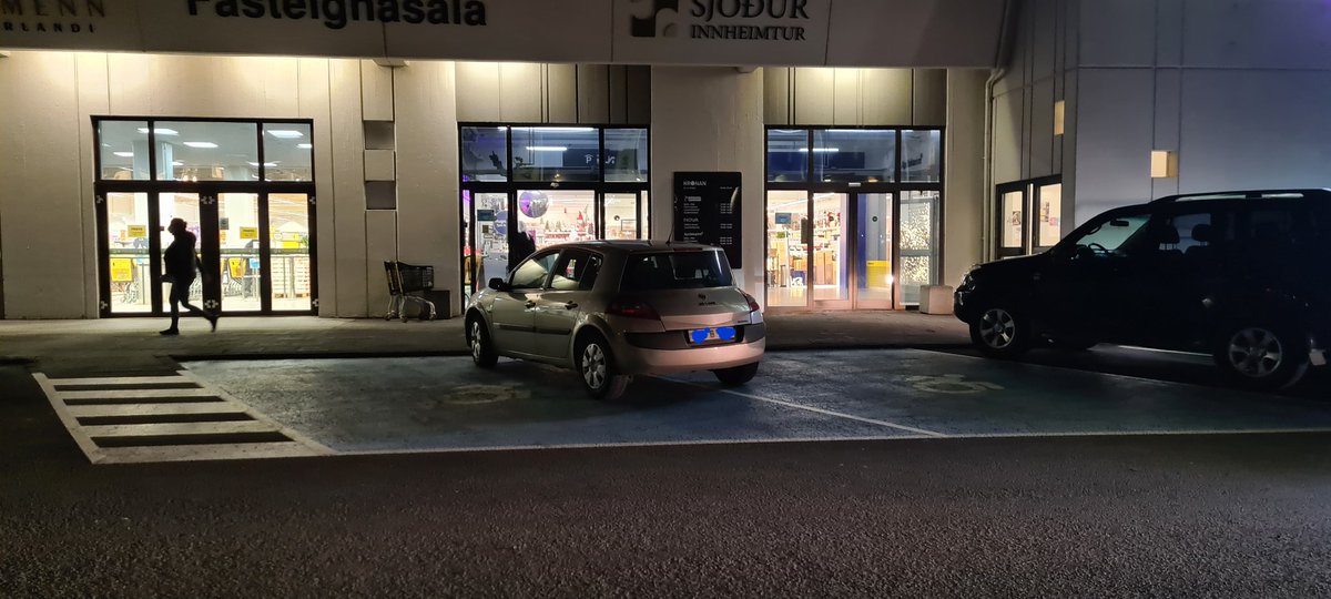 halldoraskell's tweet image. Rasshausar: *eru til *
Þessi týpa: "hold my heróín"