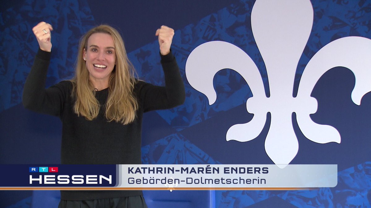 RTL_Lilien's tweet photo. Vereinshymne für die Augen: In #Darmstadt können auch Gehörlose mitjubeln - dank des Einsatzes von Gebärden-Dolmetscherin Kathrin-Marén Enders. 

VIDEO▶️https://t.co/MTIVNm1ooT https://t.co/Bz32roR0Yq