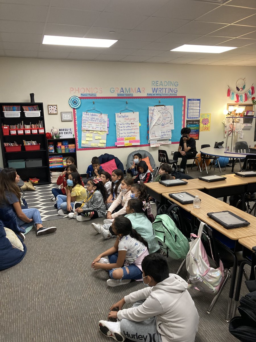 InfinityECHS's tweet photo. Service learning day for Infinity students at Oakley Elementary. #TCOB #GoKnights #servicelearningday @newcaneyisd @OakleyElem https://t.co/6oNeXqtLGj