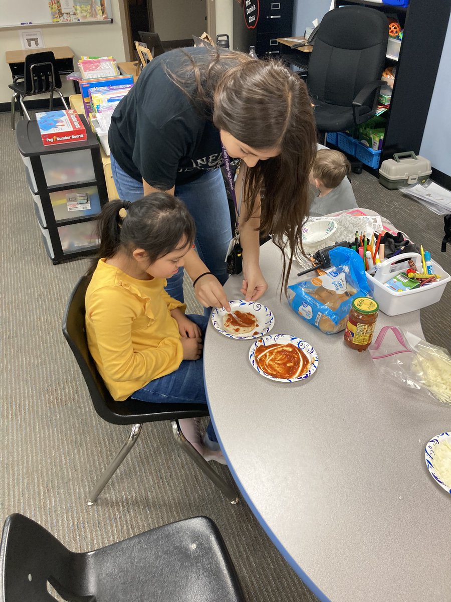 InfinityECHS's tweet photo. Service learning day for Infinity students at Oakley Elementary. #TCOB #GoKnights #servicelearningday @newcaneyisd @OakleyElem https://t.co/6oNeXqtLGj