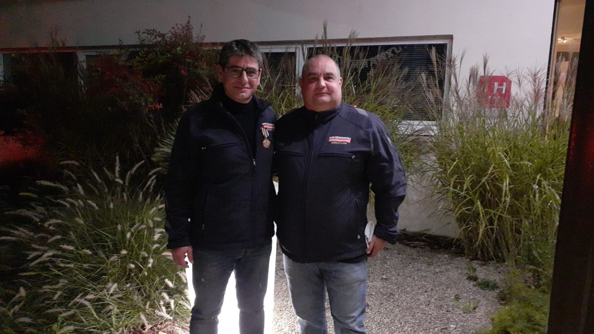 udsp37's tweet photo. Bravo à notre vice-président en charge du social @StphanePHILIPP3 et délégué de l' @OdpPompiers ❤ au niveau départemental qui reçoit la Médaille de l'ODP échelon argent 🎖des mains de @Brunner33510,  vice-président de l'#ODP, pour son #engagement.
#touraine #pompiers https://t.co/frnScYkZuc