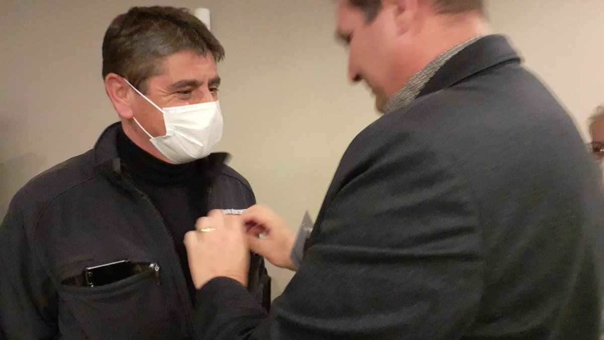 udsp37's tweet photo. Bravo à notre vice-président en charge du social @StphanePHILIPP3 et délégué de l' @OdpPompiers ❤ au niveau départemental qui reçoit la Médaille de l'ODP échelon argent 🎖des mains de @Brunner33510,  vice-président de l'#ODP, pour son #engagement.
#touraine #pompiers https://t.co/frnScYkZuc
