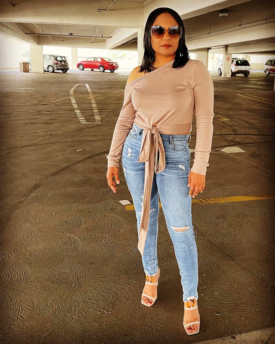 Our CEO is heading into the weekend like hiiiiii (wit a bunch of I’s) and heyyyyyyyy (wit a bunch of Y’s)
Dripping in swag from head to toe avail @ laneclothing.net shop now! 

#BlackOwnedBusiness #smallbusiness #womenclothing #mompreneur #fashion #ootd #womenowned
