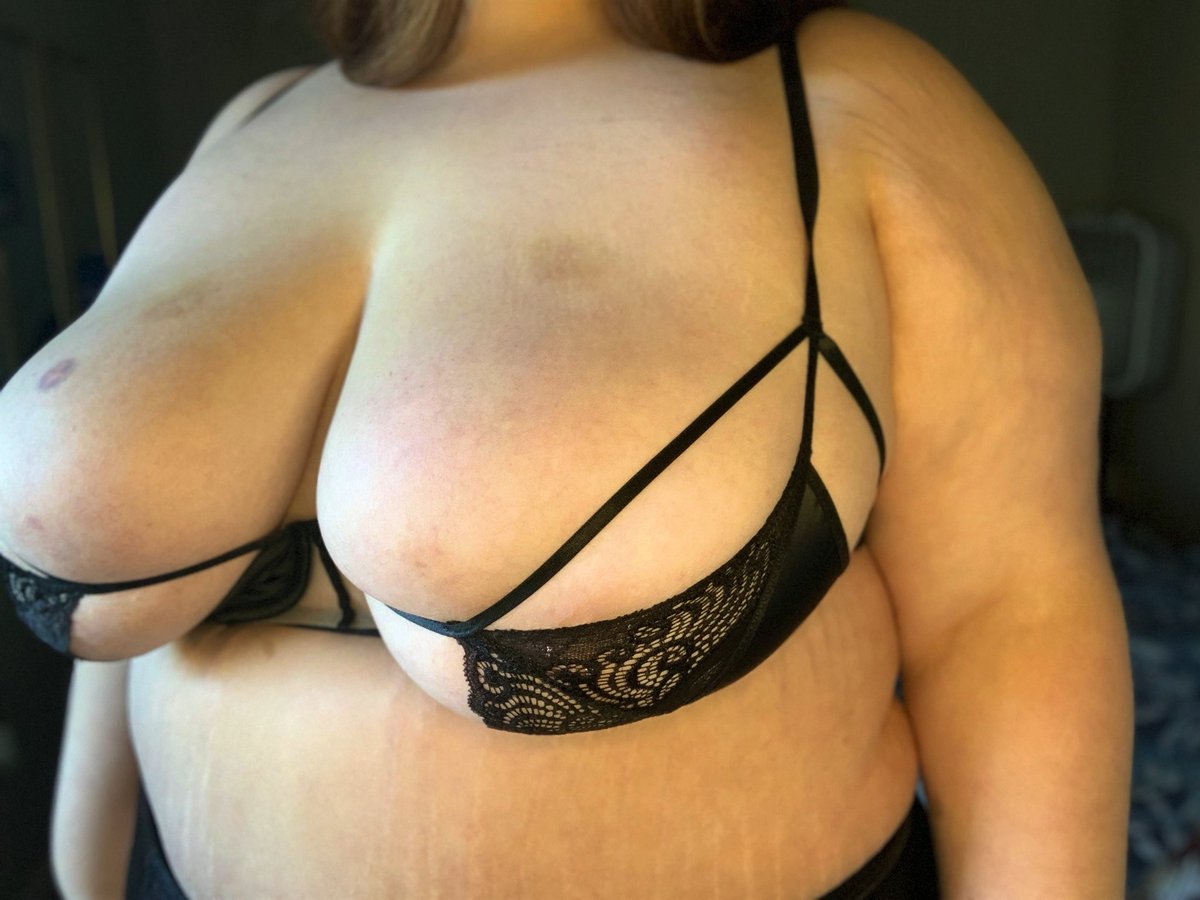 ShaleiPitman's tweet photo. Who doesn’t luv big t!tties?? #bbw #sexy #feminist #AdultWork #onlyfans https://t.co/8VJQ76psRM