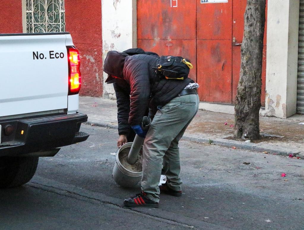 AlcCuauhtemocMx's tweet photo. Durante el recorrido por las calles de la colonia #Doctores, retiramos diversos #enseres🪣 que son usados para apartar lugar de estacionamiento. Es importante tener calles limpias y #transitables, porque #CuauhtémocEsTuCasa🏠 https://t.co/MNx52RswiG