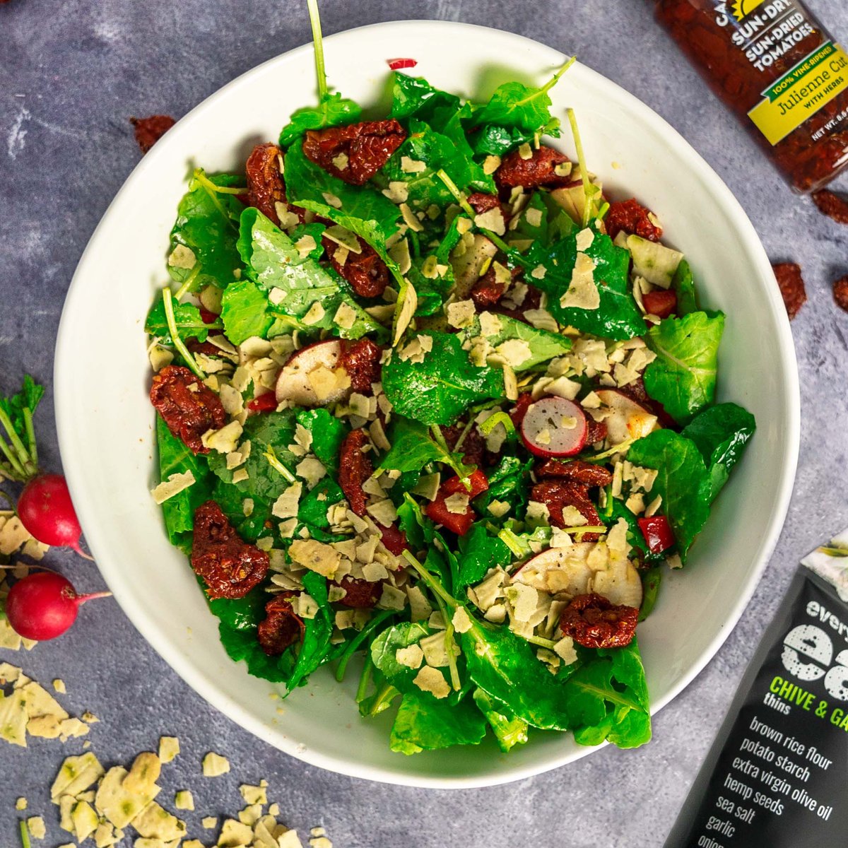 Life's better with a delicious salad! Sun-dried tomato and kale salad with <a href="/everybodyeatin1/">everybodyeating</a> Chive and Garlic Snack Thins crushed on top🍅🧄
.
Find out more about our favorite allergen-friendly snack thins here👉 everybodyeating.com
