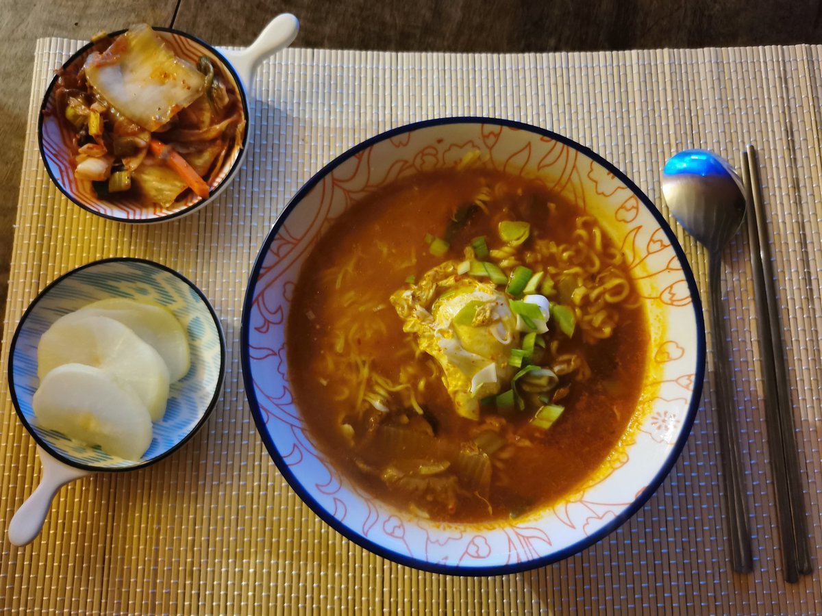 nadiabouce's tweet photo. Certains n'ont pas attendu Squid Game pour s'intéresser à la Corée du Sud. Mais moi, je me suis plus retrouvée dans la cuisine que dans les jeux mortels 😉
KimchiJjigae à la sauce normande 😋
#kimchi #kimchijjigae #coreedusud #cuisinecoreenne #김치 https://t.co/NmFIZuafg3