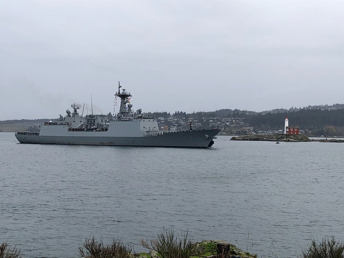 WarshipCam's tweet photo. Republic of Korea Navy Chungmugong Yi Sunshin-class helicopter destroyer ROKS Wang Geon (DDH-978) coming into Esquimalt, British Columbia - November 12, 2021 #rokswanggeon #ddh978
* photo posted by @RoyalCanNavy https://t.co/LhDFYEUQ0L
